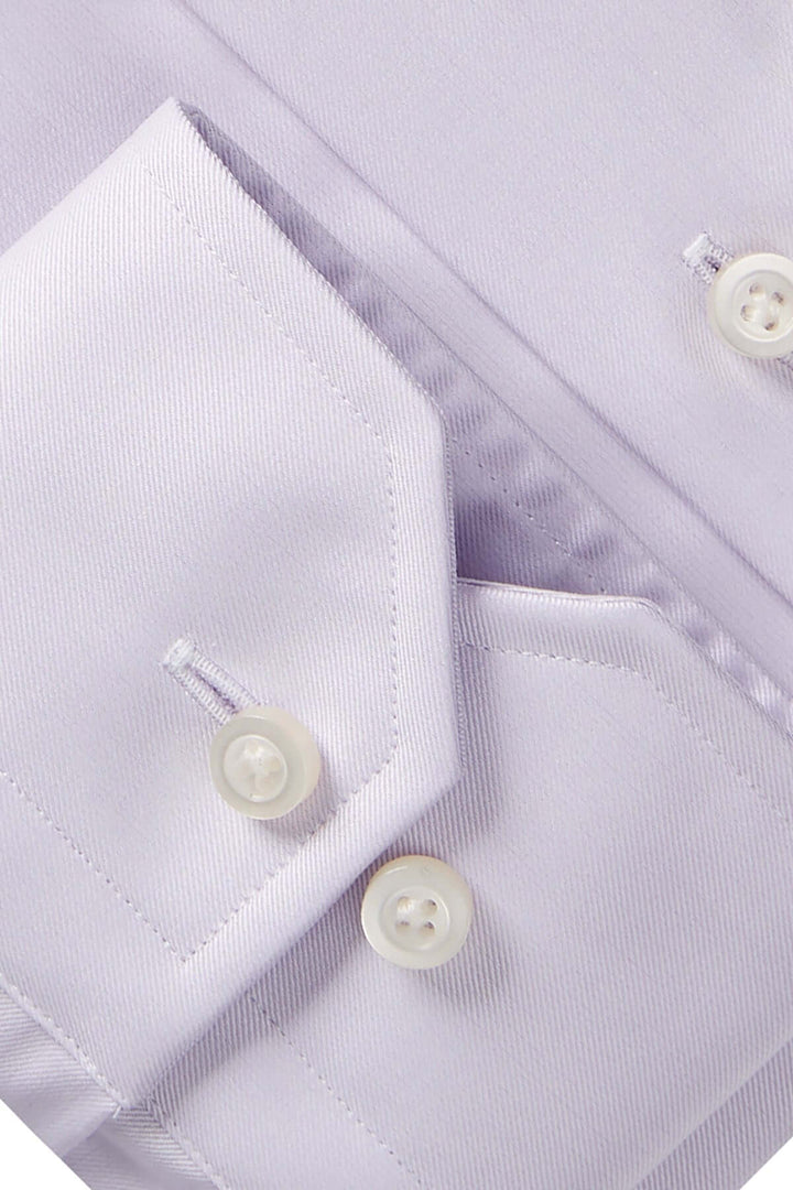 Détail d'une chemise habillée en twill fin avec boutons et col Mr. Crown, couleur violet pâle.
