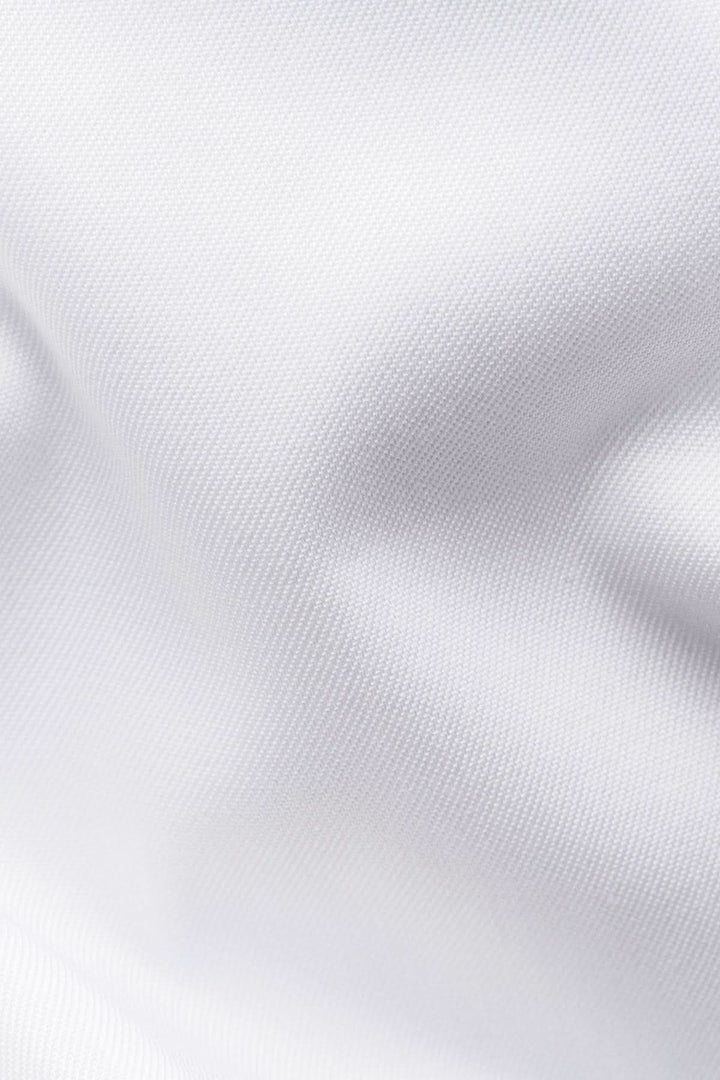 Texte en coton blanc doux et respirant, idéal pour les chemises habillées et vêtements élégant.