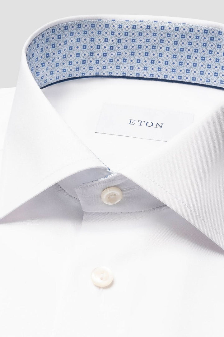 Chemise blanche ETON avec col classique à motif bleu, boutonnière élégante et tissu de qualité.