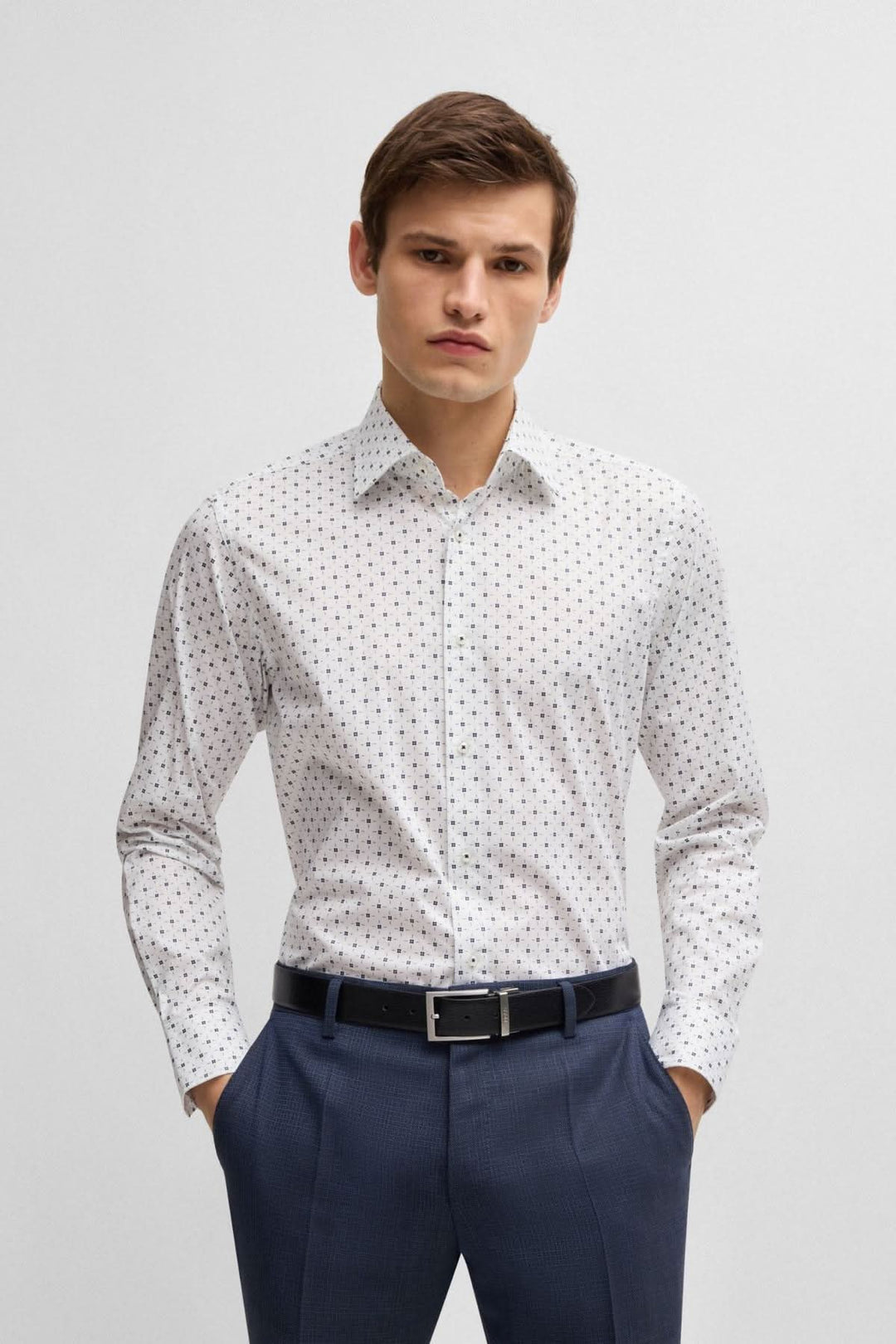Chemise habillée BOSS à motif contemporain en coton extensible, coupe régulière, idéale pour un look d'affaires élégant.