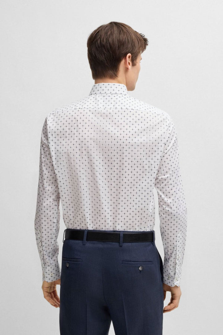 Chemise habillée à motif contemporain en coton extensible, vue arrière sur modèle, avec pantalon marine.