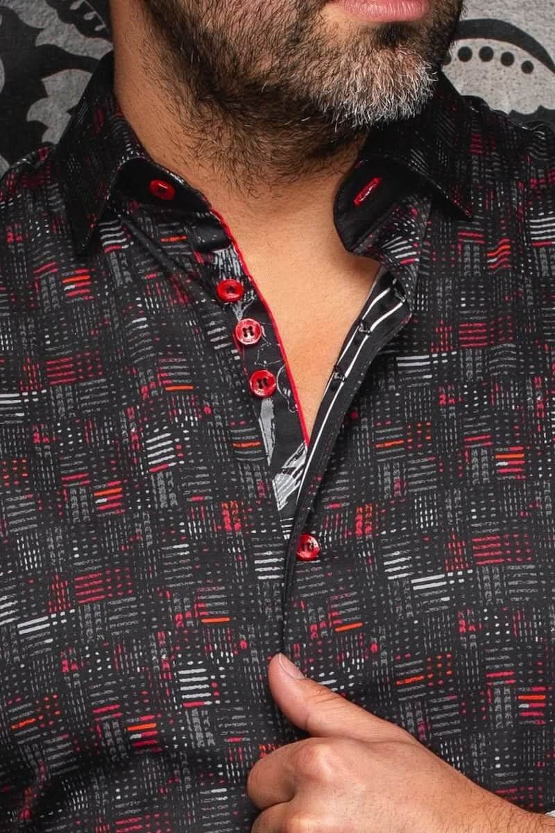 Homme portant une chemise à imprimé Metropolis avec imprimé graphique, coupe moderne et boutons rouges. Élégance et style affirmé.