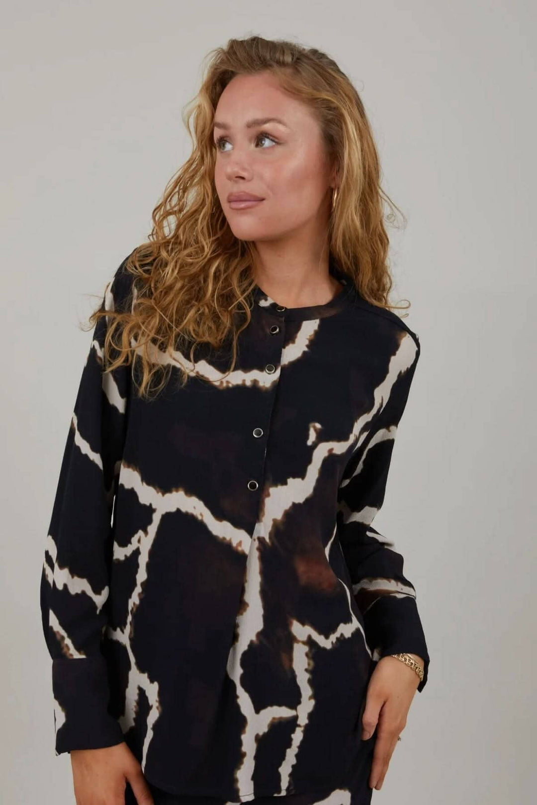 Chemise Night Clouds en viscose avec col mandarin et motifs modernes, look chic et décontracté.