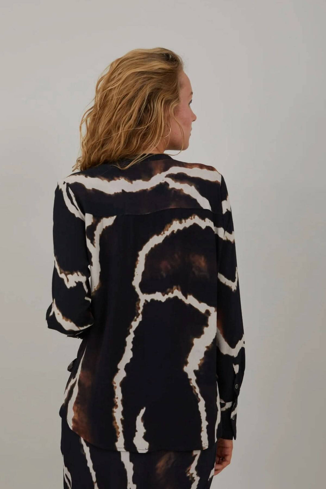 Chemise imprimée Night Clouds vue arrière, style chic et détente, col mandarin, motifs contemporains.
