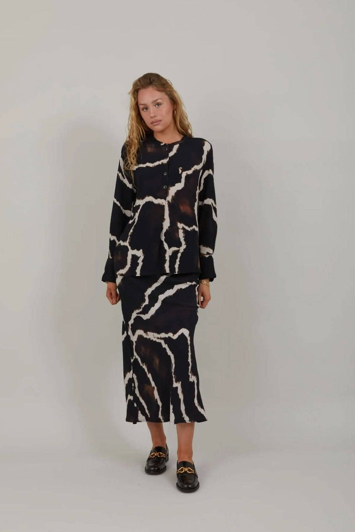 Chemise imprimée Night Clouds avec col mandarin et motif nuage. Élégance décontractée en viscose.