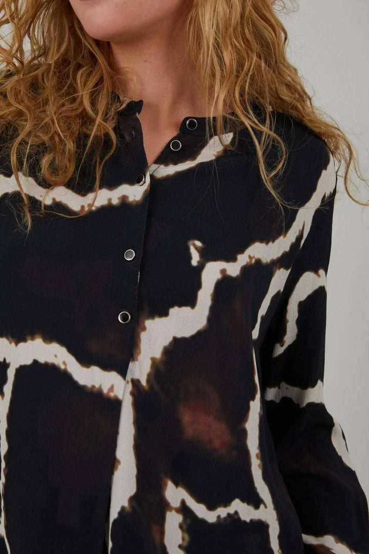 Chemise imprimée Night Clouds avec col mandarin et boutons, style chic et décontracté.