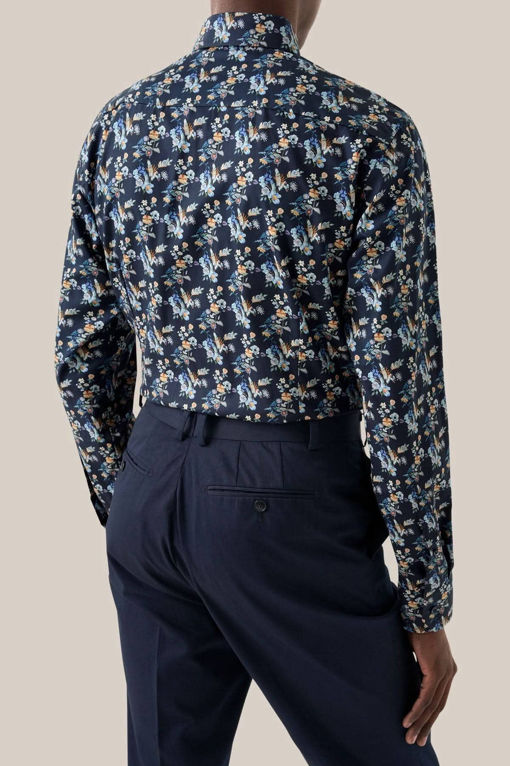 Chemise imprimée fleurs vue de dos, manches longues et lignée de boutons, parfaite pour événements spéciaux.