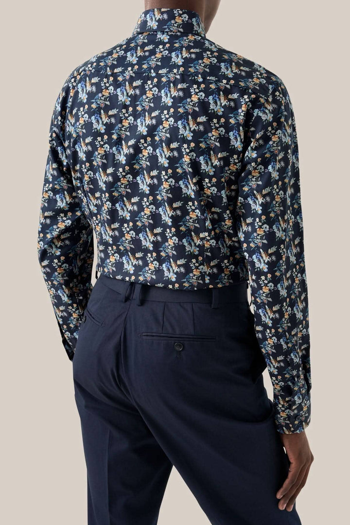 Chemise imprimée fleurs vue de dos, manches longues et lignée de boutons, parfaite pour événements spéciaux.