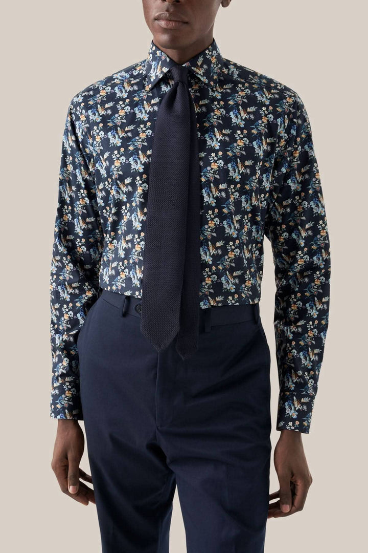 Chemise à imprimé floral avec manches longues et cravate, parfaite pour des événements spéciaux.