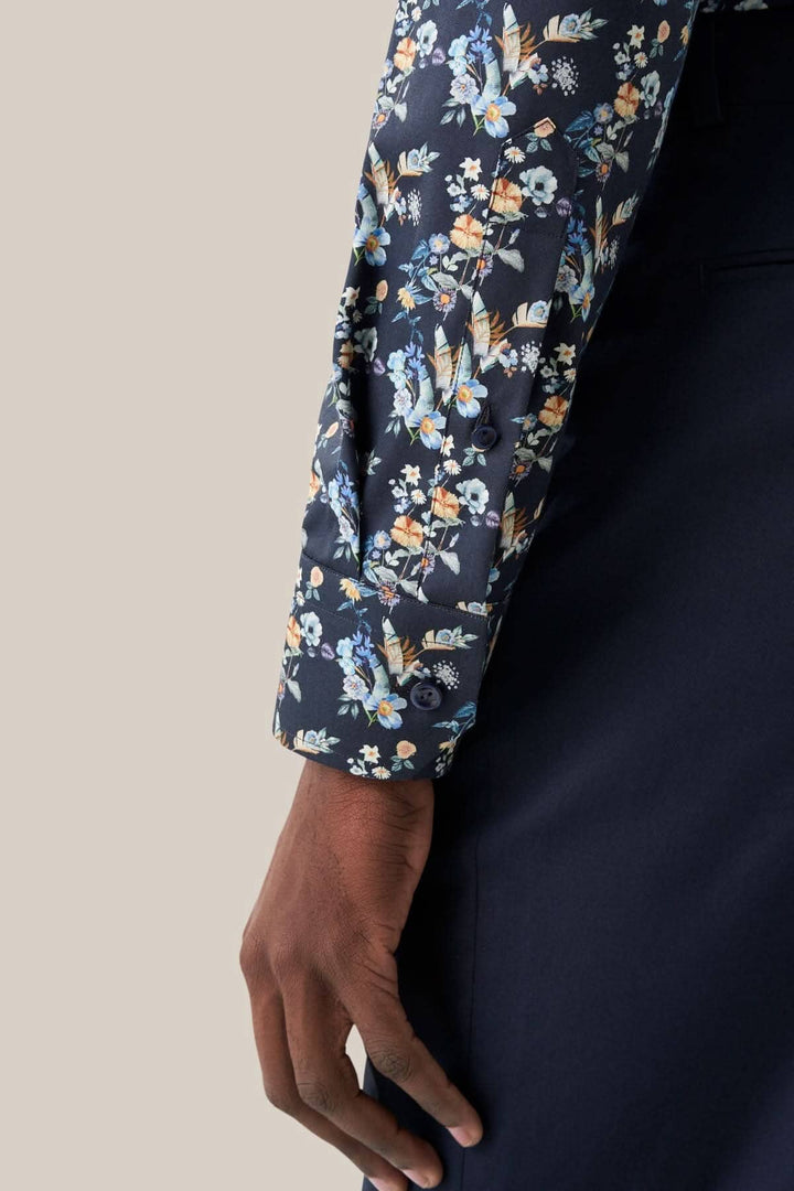 Chemise imprimée fleurs avec des manches longues et motifs colorés, parfaite pour des événements spéciaux.