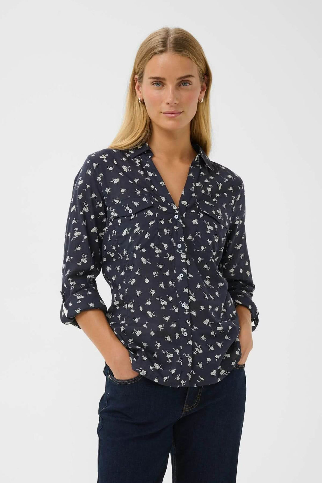 Chemise à imprimé floral Cortnio portée par une femme, style élégant et féminin, coupe droite, idéale pour une tenue quotidienne.