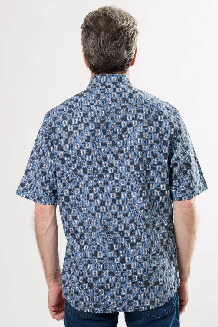 Chemise à manches courtes avec imprimé graphique, vue arrière, idéale pour l'été, style décontracté.