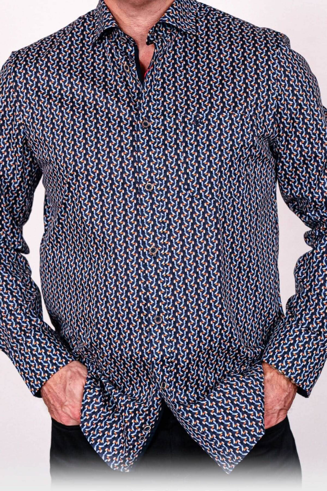 Chemise à manches longues avec imprimé délicat d'oiseaux, en tissu stretch, parfaite pour un look décontracté.
