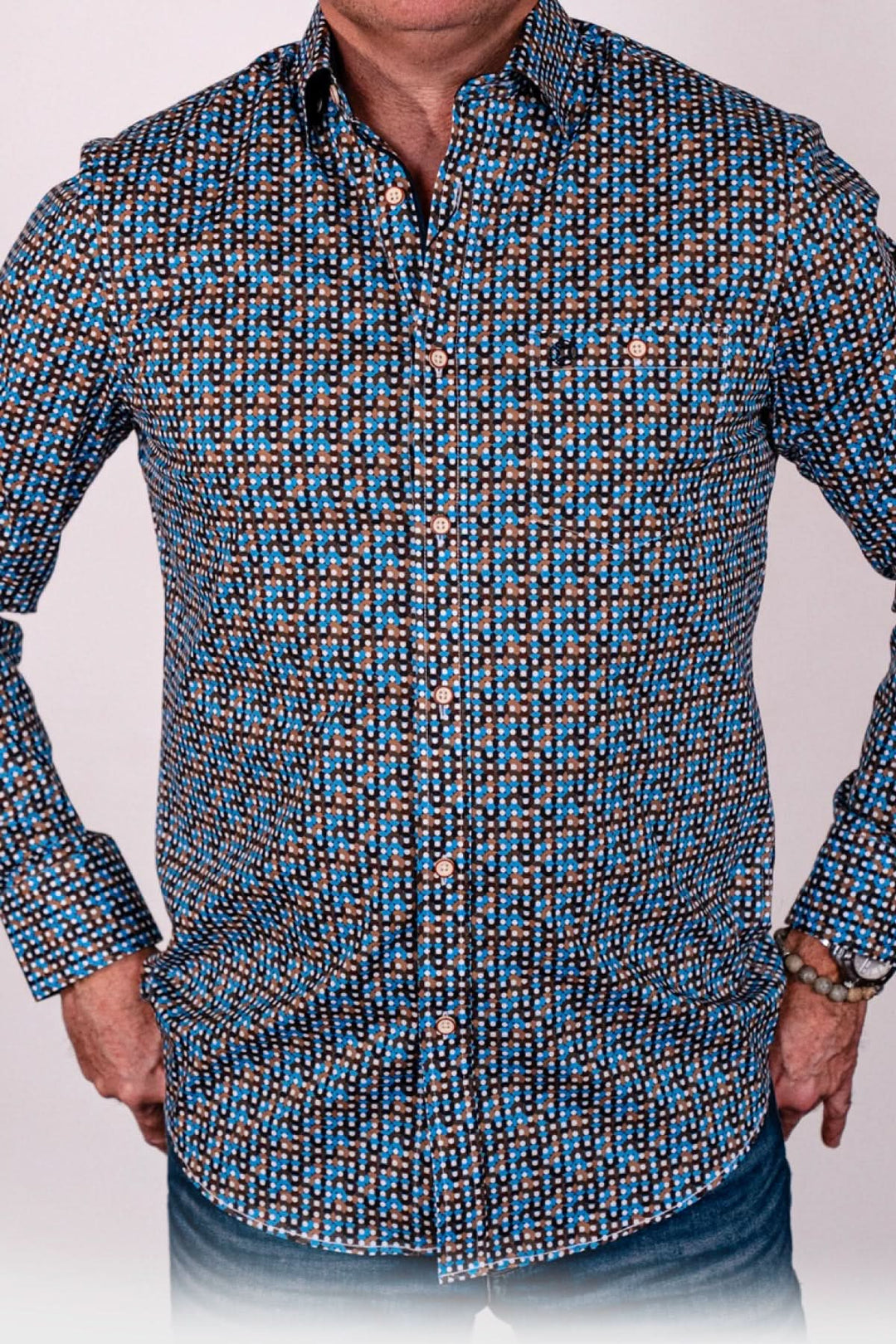 Chemise à manches longues à imprimé de picots colorés, avec poche poitrine et coupe décontractée.