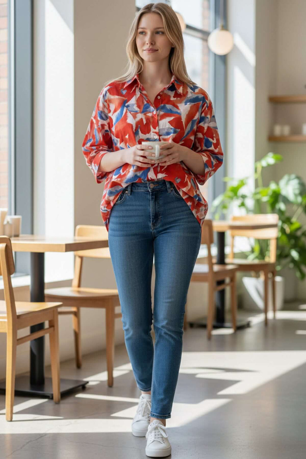 Femme portant la Chemise imprimée ALICE avec un design estival et coupe droite, idéale pour un look décontracté en été.