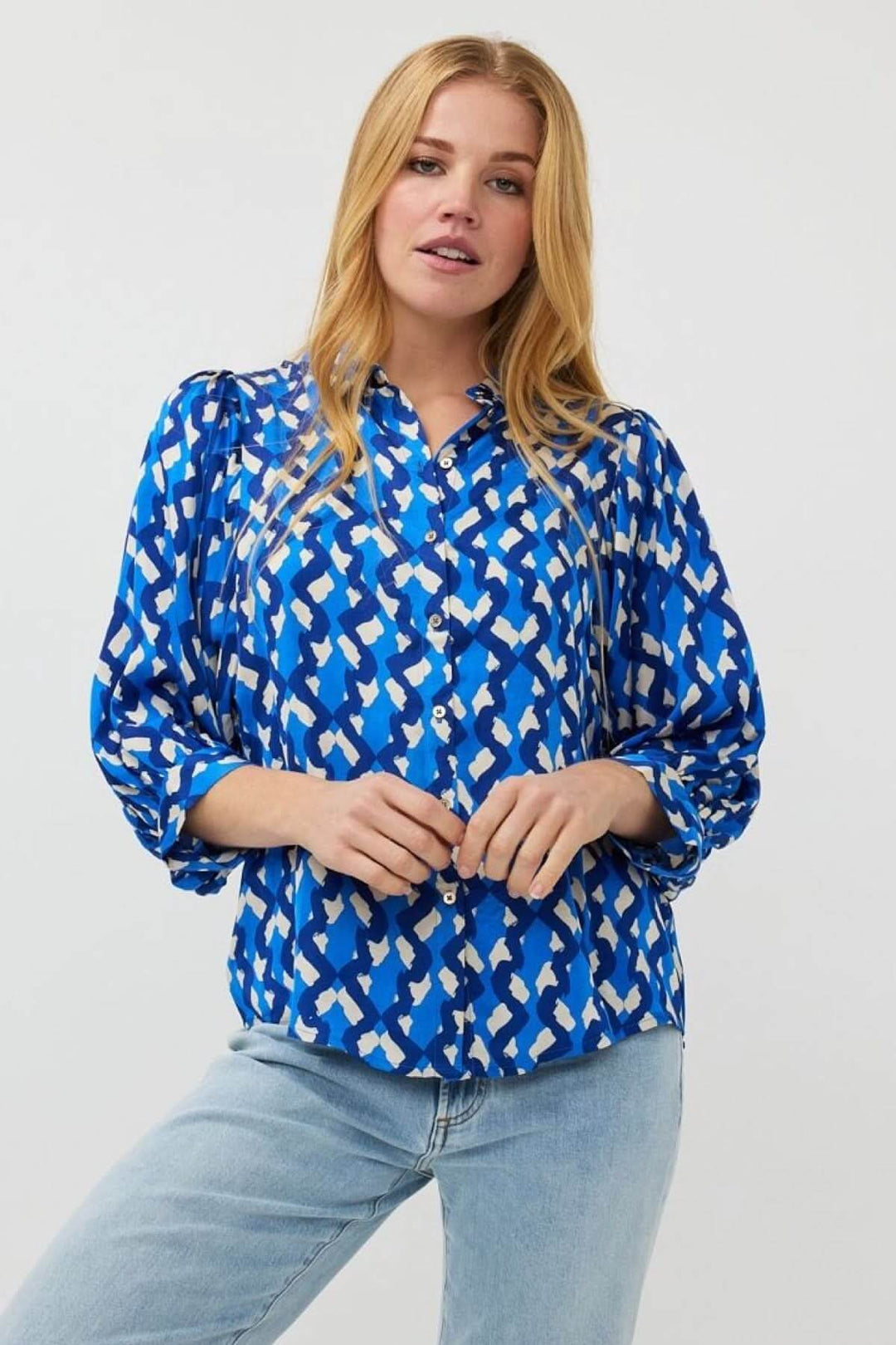Chemise imprimée Utopia en satin, motif abstrait bleu et blanc, manches bouffantes, style décontracté.