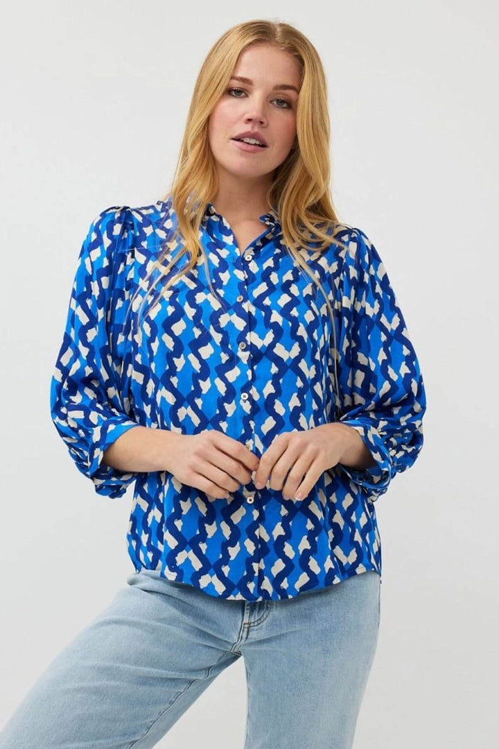Chemise imprimée Utopia en satin, motif abstrait bleu et blanc, manches bouffantes, style décontracté.