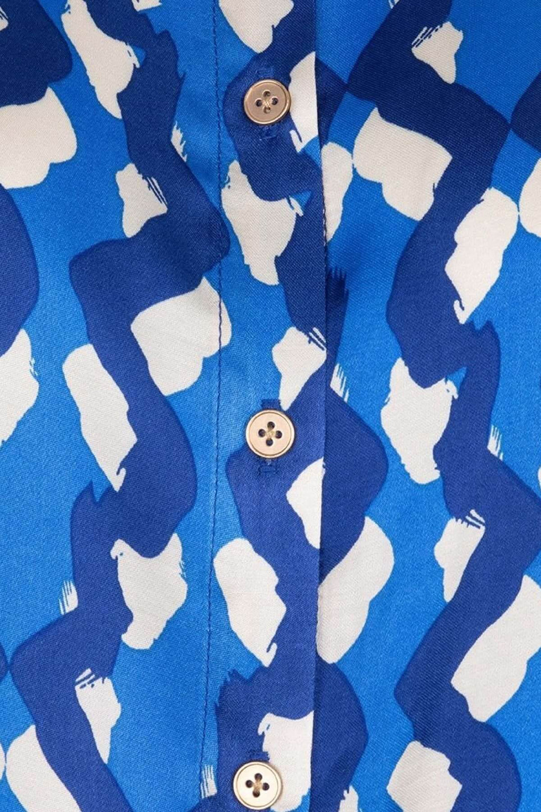 Chemise imprimée Utopia avec motif abstrait en bleu et blanc, boutons visibles, finition satinée.