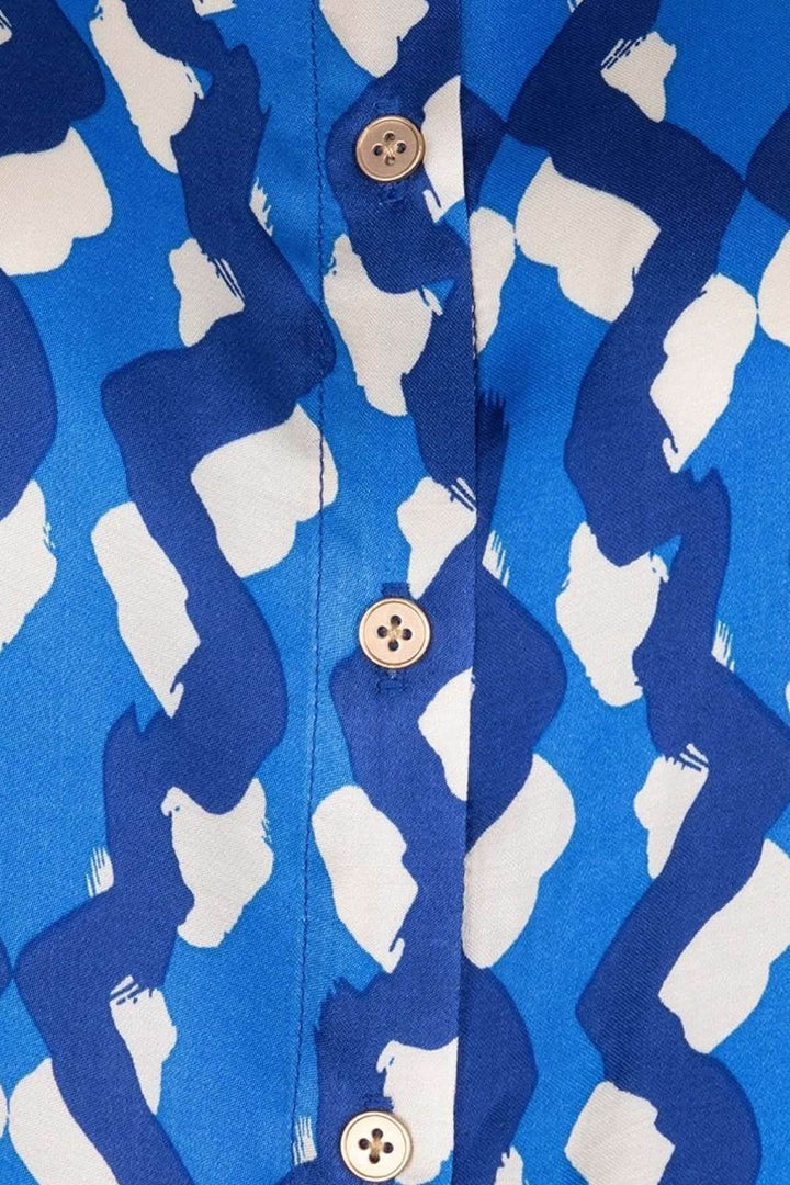 Chemise imprimée Utopia avec motif abstrait en bleu et blanc, boutons visibles, finition satinée.