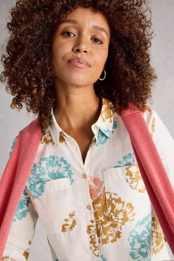 Chemise imprimée coupe décontractée Sophie avec imprimé graphique, style féminin et confortable.
