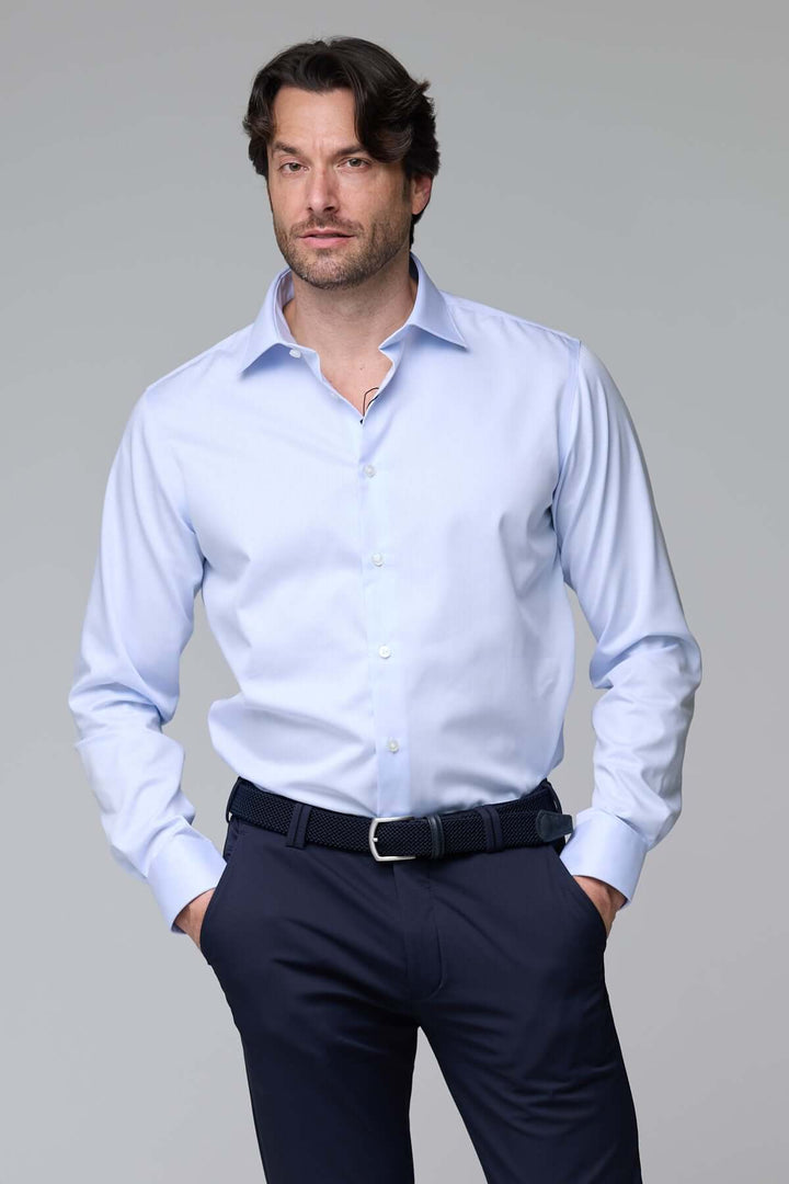 Alt Tag: Homme portant une chemise habillée satinée, manches longues, coupe ajustée, ajoutant élégance et modernité à une tenue professionnelle.