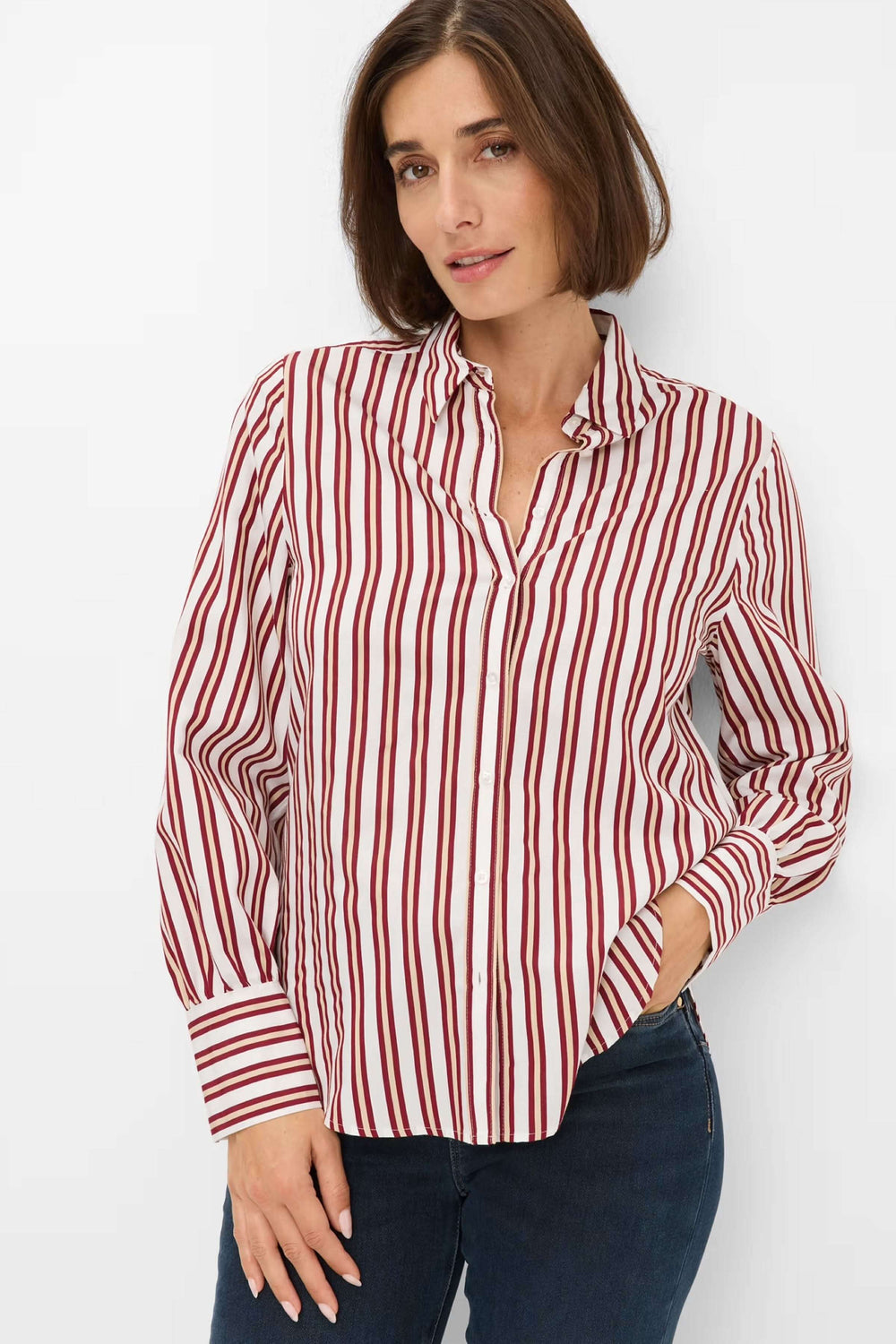 Femme portant une Chemise ligné Vic à rayures rouges et blanches, élégante et polyvalente pour le bureau et les sorties décontractées.