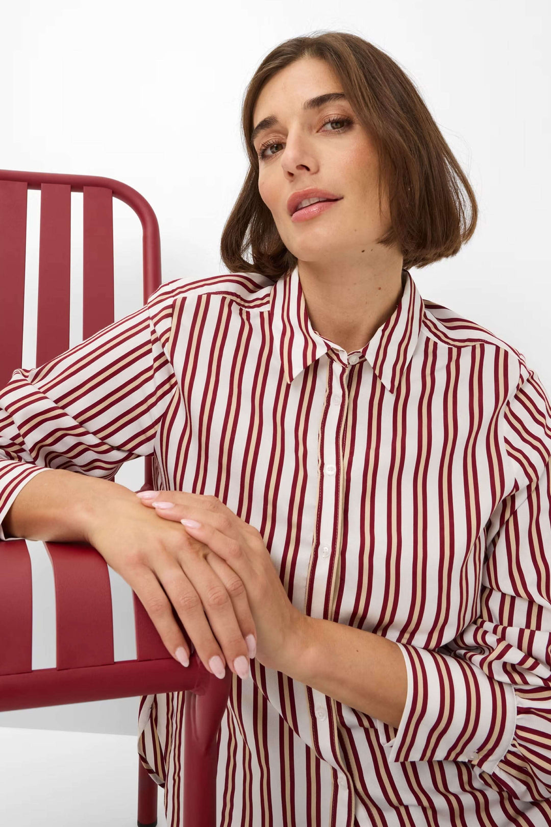 Chemise ligné Vic, une chemise rayée élégante avec col classique et tissu fluide, idéale pour un look chic-décontracté pour le bureau.