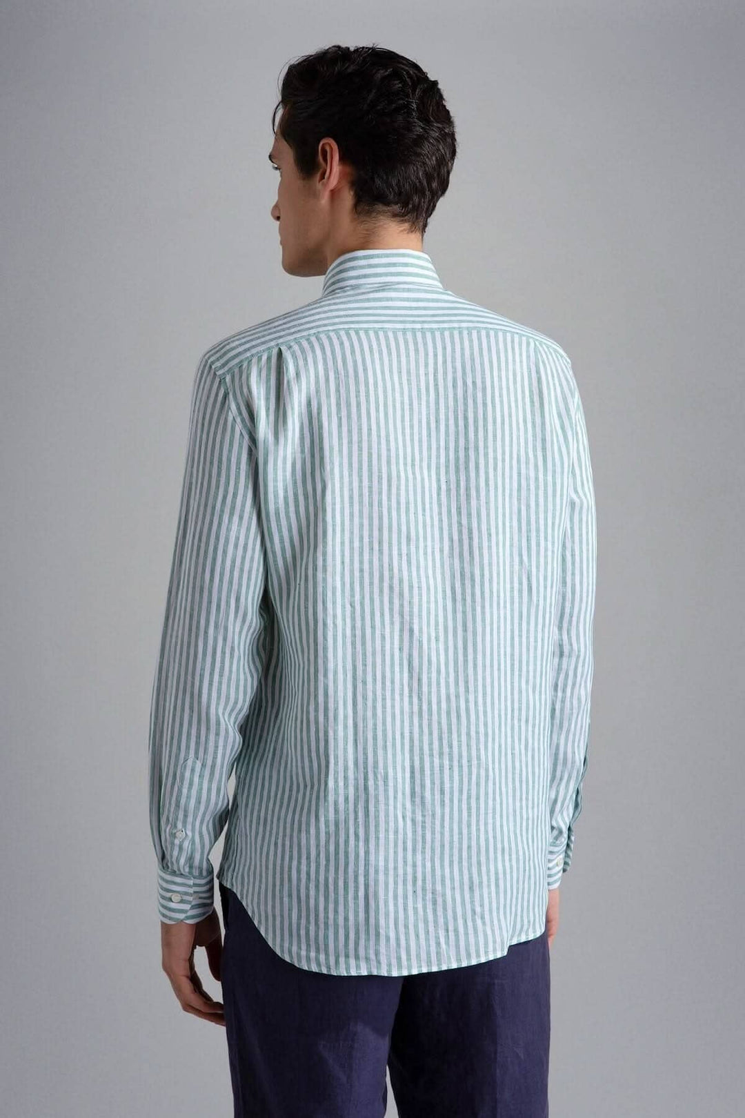 Chemise lignée en lin italien vue de dos, légère et respirante, parfaite pour le confort au quotidien.
