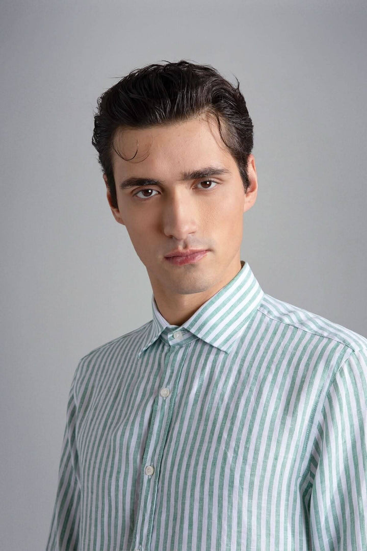 Homme portant une chemise lignée en lin italien, style élégant et respirant.