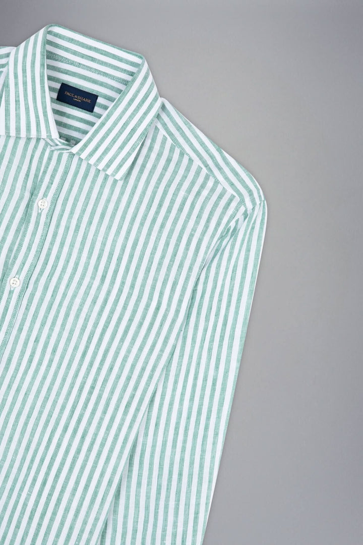 Chemise lignée en lin italien, légèreté et confort avec un motif rayé vert et blanc.