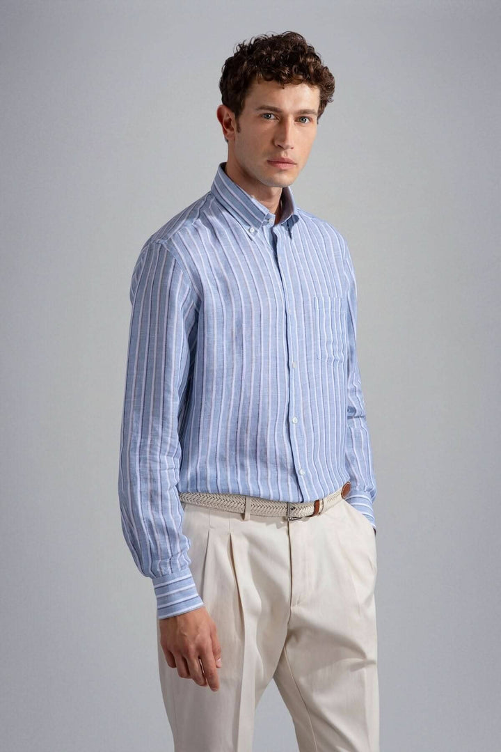 Chemise lignée élégante en lin, homme, style décontracté, couleur bleu, col boutonné, tenue raffinée.