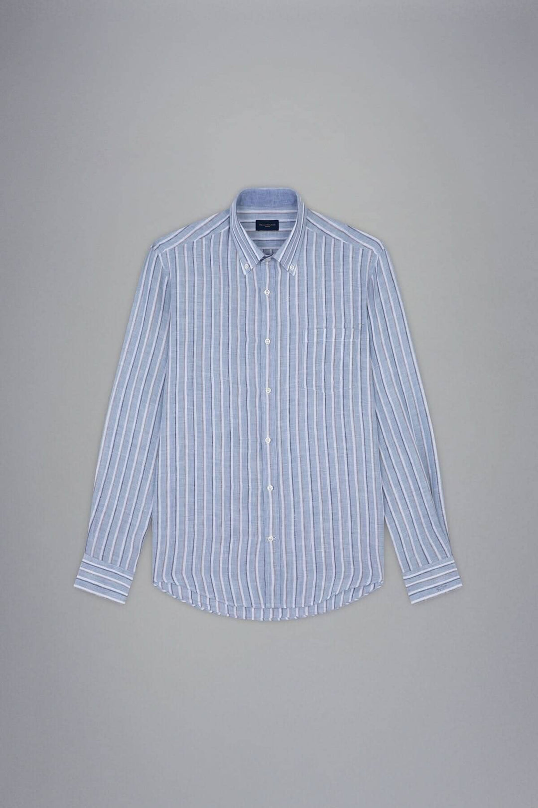 Chemise en lin lignée élégante en bleu et blanc, avec col et boutons, sur fond neutre.