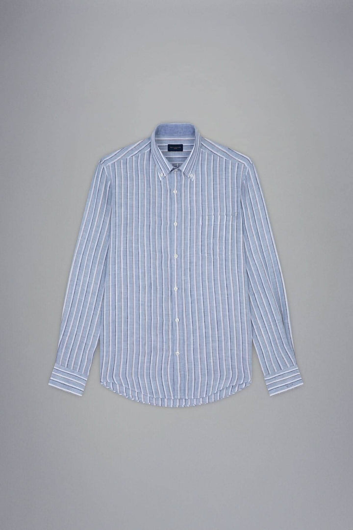 Chemise en lin lignée élégante en bleu et blanc, avec col et boutons, sur fond neutre.