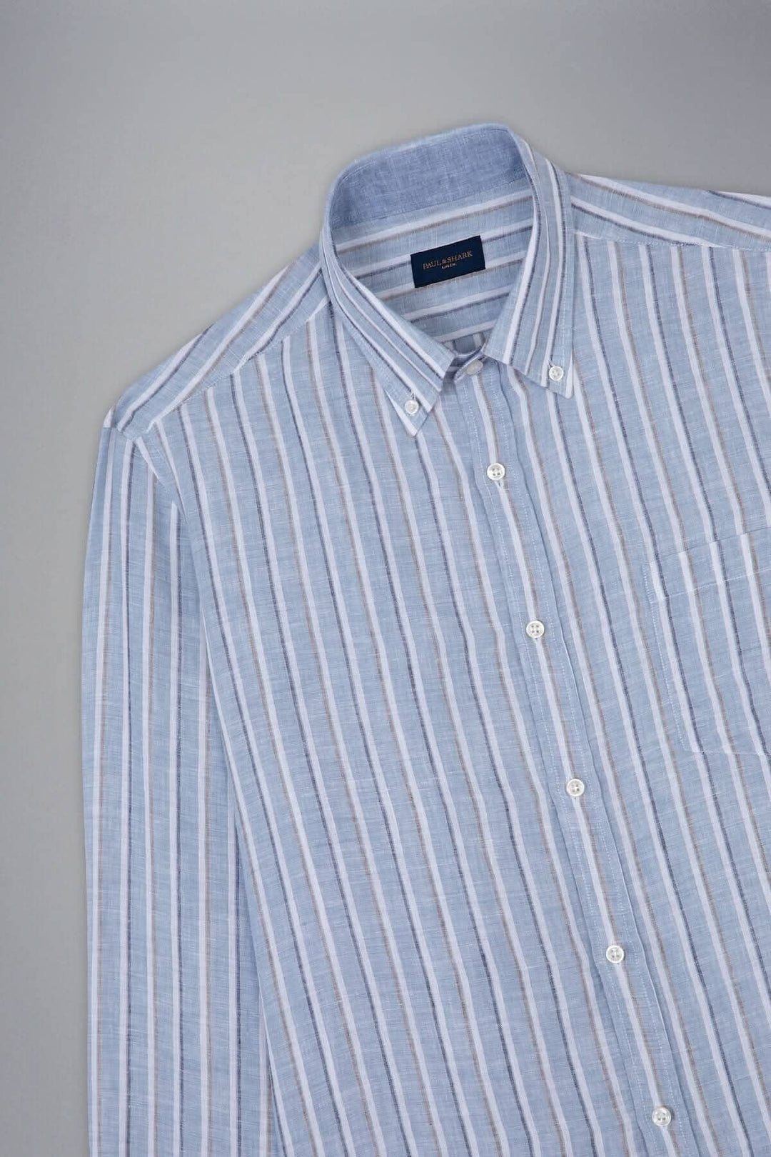 Chemise rayée élégante en lin italien, alliant confort et style, parfaite pour une tenue décontractée.