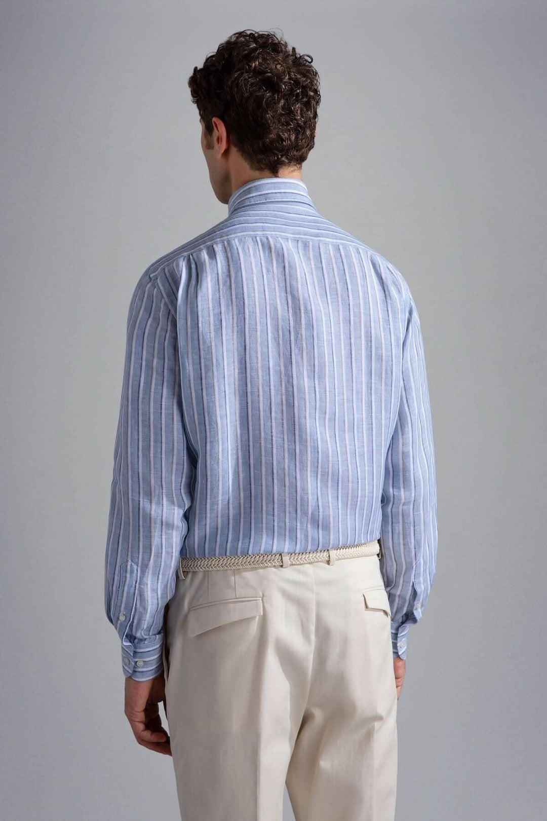 Chemise lignée élégante en lin vue de dos, style décontracté, avec rayures bleues.