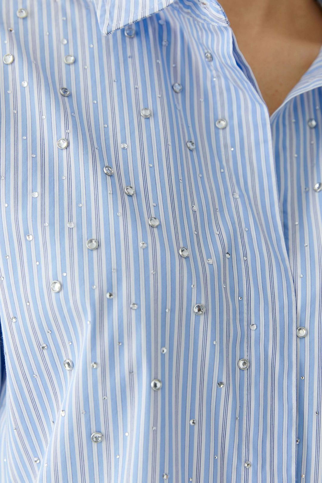 Chemise longue à rayures bleues avec galets brillants, col classique et coupe décontractée.