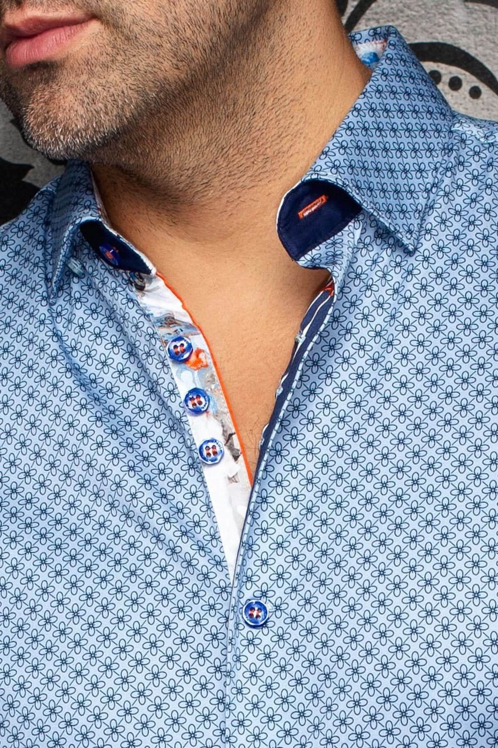 Homme portant la Chemise manches courtes ALONA SS avec micro-imprimé et coupe ajustée pour un style moderne et élégant.