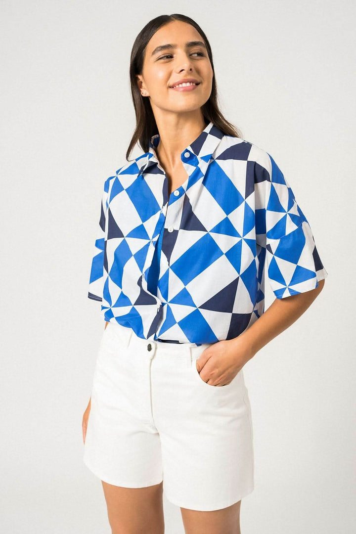 Chemise manches courtes LUCIE avec imprimé géométrique bleu et blanc, parfaite pour l'été.