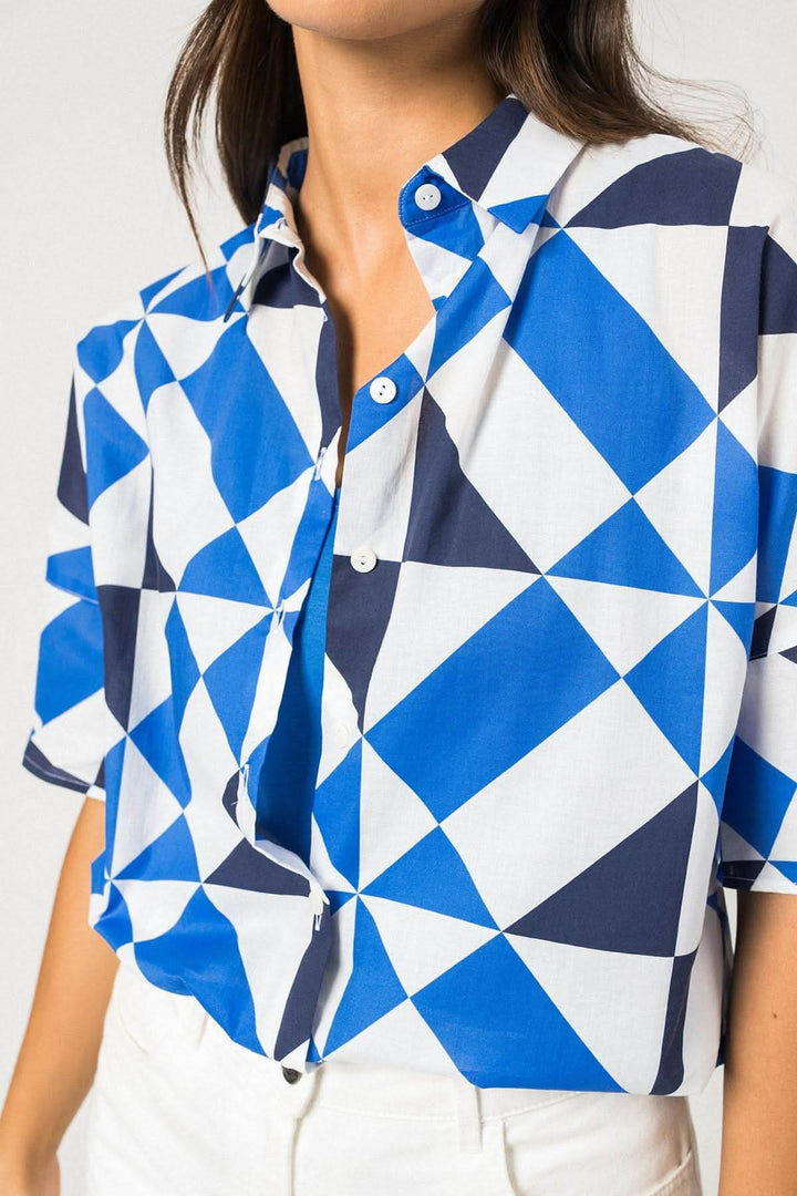 Chemise manches courtes LUCIE à imprimé géométrique bleu et blanc, idéale pour l'été.