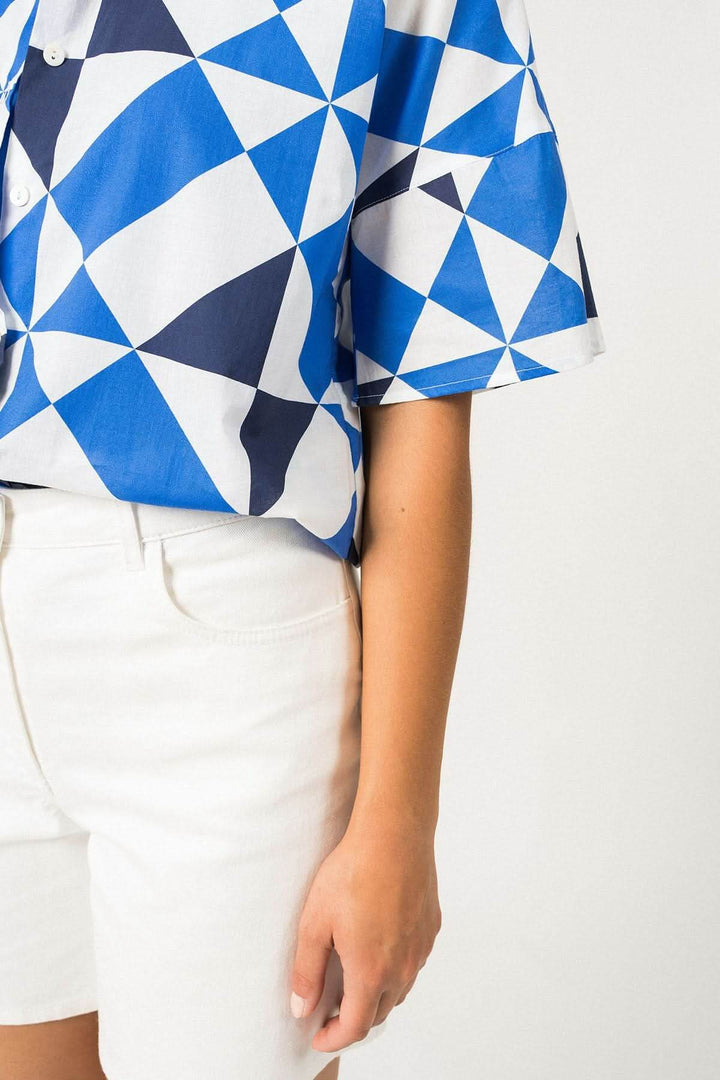 Chemise à manches courtes LUCIE avec imprimé géométrique bleu et blanc, parfaite pour l'été.