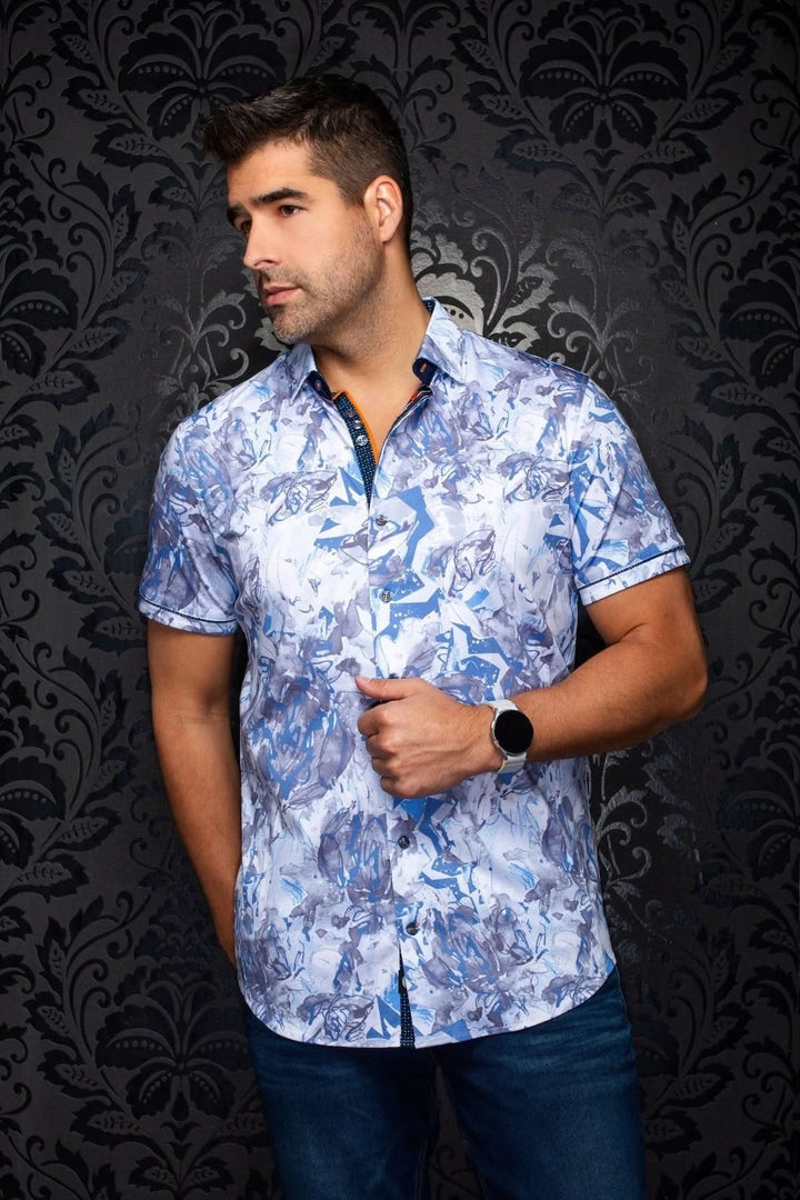 Homme portant la Chemise à manches courtes MARBELLA (SS) avec imprimé artistique, coupe ajustée, idéal pour un style polyvalent.