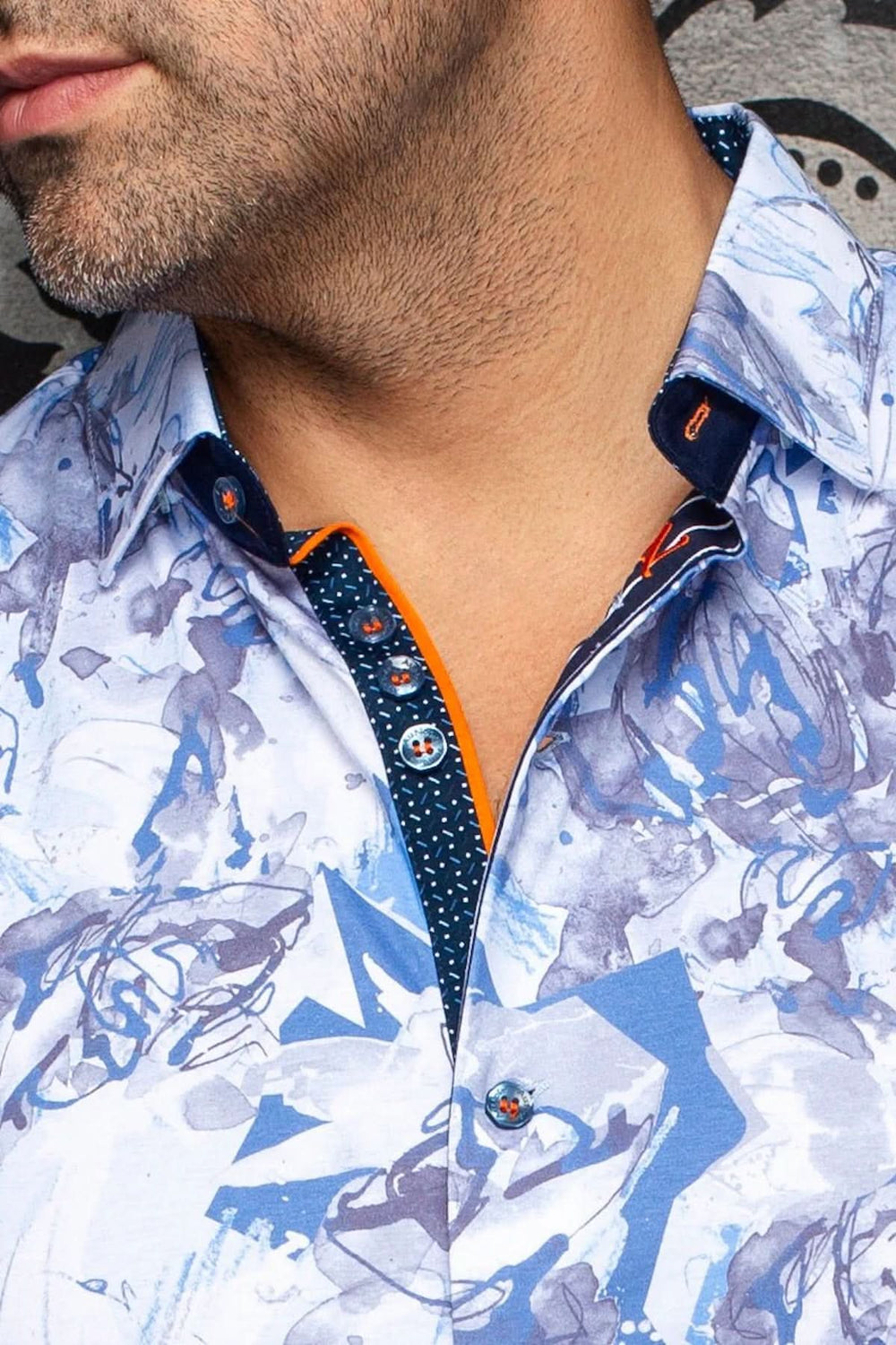 Homme portant la Chemise à manches courtes MARBELLA (SS) avec un imprimé artistique, coupe ajustée, parfaite pour un look moderne et polyvalent.