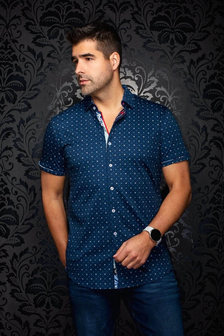 Homme portant la chemise manches courtes PATMOS avec micro-motif élégant, coupe ajustée, idéale pour un look décontracté et soigné.
