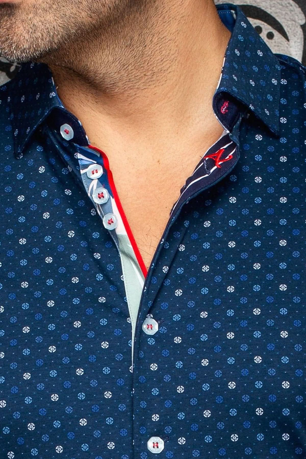 Chemise manches courtes PATMOS avec micro-motif, coupe ajustée, idéale pour un look soigné et décontracté.