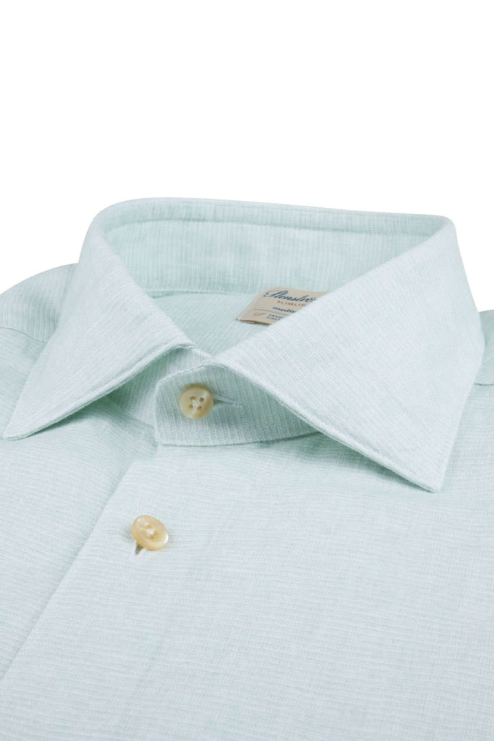 Chemise à manches longues en lin, col classique et boutons en nacre, coloris doux et léger.