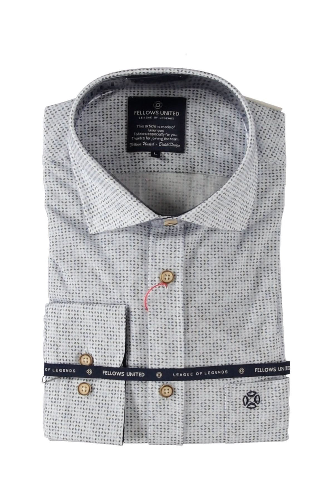 Chemise à manches longues à motif géométrique discret, col classique et boutons effet bois, style élégant.
