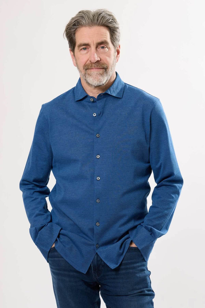 Chemise à manches longues bleue pour homme avec col structuré et boutons, style décontracté et moderne.
