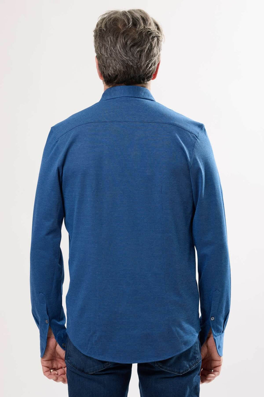 Chemise à manches longues pour homme, vue arrière, couleur bleu, tissu légèrement texturé pour un style élégant.