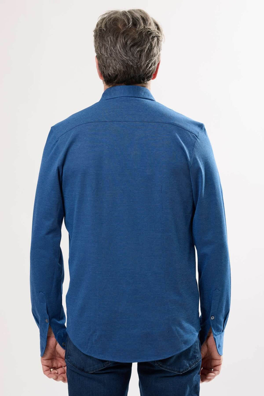 Chemise à manches longues pour homme, vue arrière, couleur bleu, tissu légèrement texturé pour un style élégant.