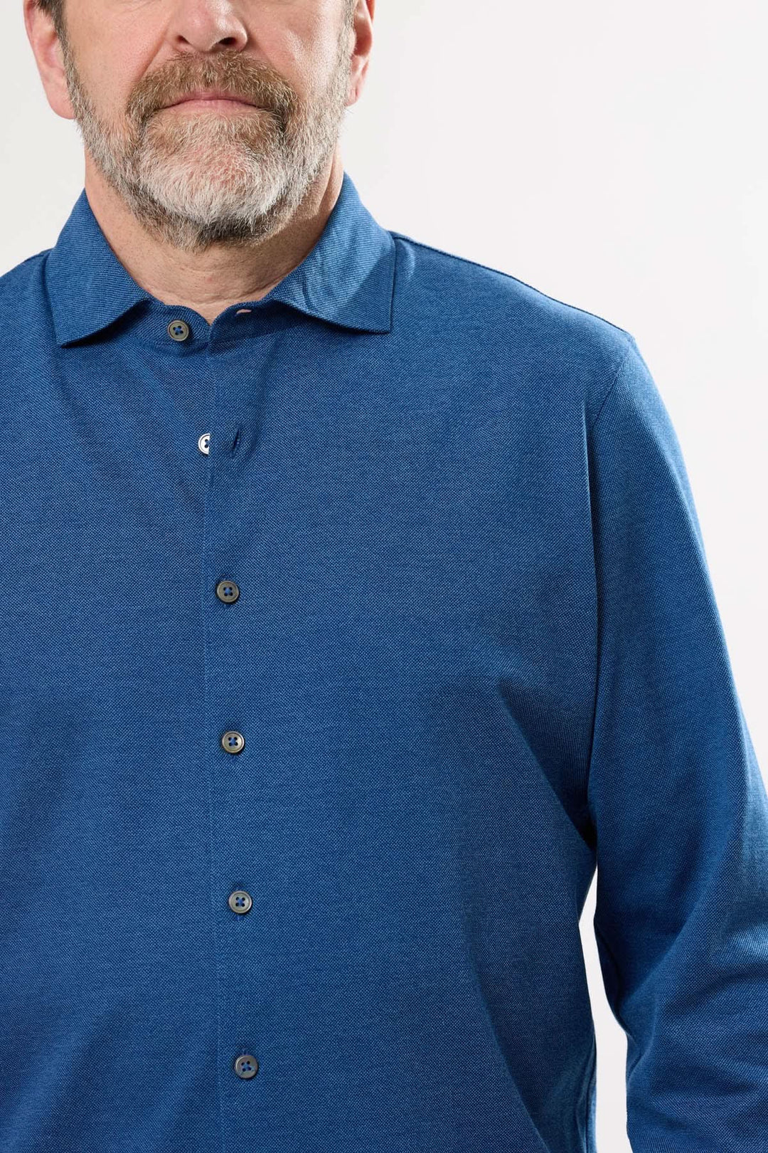 Chemise manches longues bleu pour homme avec col classique et fermeture boutonnée.